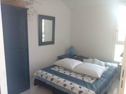 une chambre avec un lit avec un miroir au mur dans l'établissement T3 Mezzanine, 6 pers, Piscine, Plage, Parking, Animaux OK - FR-1-106-67, à Saint-Cyprien