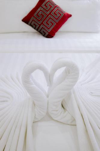 two white swans forming a heart on a bed at Anh Thảo Hotel Quy Nhơn in Quy Nhon