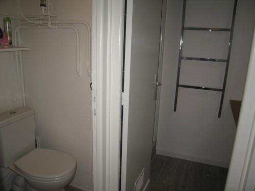 mała łazienka z toaletą i prysznicem w obiekcie Appartement T2 rénové, 4 couchages, parking, face plage, centre de Saint-Cyprien - FR-1-106-74 w mieście Saint-Cyprien