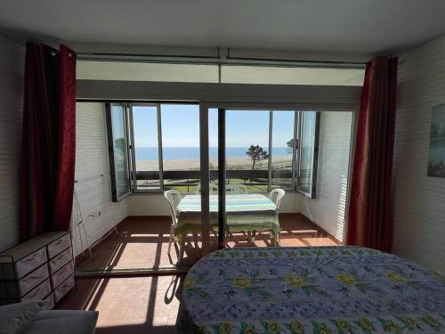 une chambre avec un lit et une vue sur l'océan dans l'établissement Appartement T2 avec 6 couchages, animaux admis, parking, wifi - FR-1-106-75, à Saint-Cyprien
