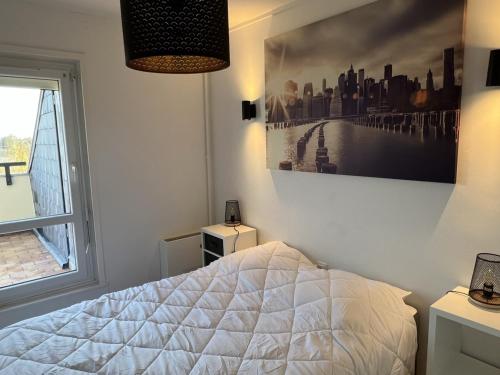 - une chambre avec un lit et une peinture murale dans l'établissement Appartement Cabourg, 2 pièces, 4 personnes - FR-1-794-71, à Cabourg