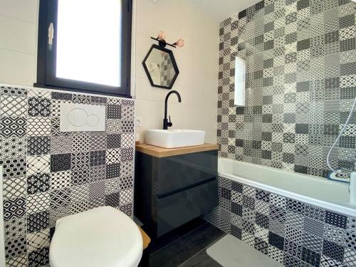 une salle de bain avec toilettes, lavabo et baignoire dans l'établissement Appartement cosy avec piscine chauffée proche mer et centre – rénové et calme - FR-1-231-280, à Bretignolles-sur-Mer