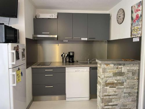 Appartement 2 Pièces/Cabine avec Balcon et Parking Privé – 200m Plage, Climatisé, Animaux Acceptés - FR-1-229D-116