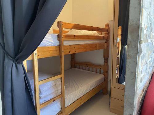 Ce lit superposé se trouve dans un dortoir doté de 2 lits superposés. dans l'établissement Appartement 2 Pièces/Cabine avec Balcon et Parking Privé – 200m Plage, Climatisé, Animaux Acceptés - FR-1-229D-116, à Fleury