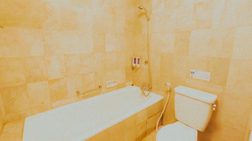 Koupelna v ubytování IOTEL Dharmawangsa