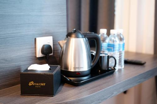 a tea kettle and a box on a table at STAY 365 HOTEL in Changlun