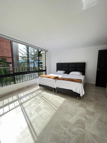 1 dormitorio con cama y ventana grande en 232 mt2, Mejor ubicación en Medellín al lado del tesoro, en Medellín