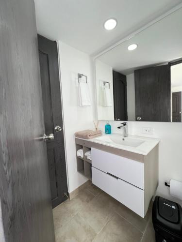 y baño con lavabo y espejo. en 232 mt2, Mejor ubicación en Medellín al lado del tesoro, en Medellín