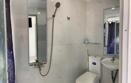 a white bathroom with a toilet and a sink at Hotel MAI TUAN Chánh Môn A in Tây Ninh