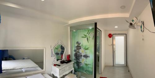 a bedroom with a bed and a glass shower at Hotel MAI TUAN Chánh Môn A in Tây Ninh