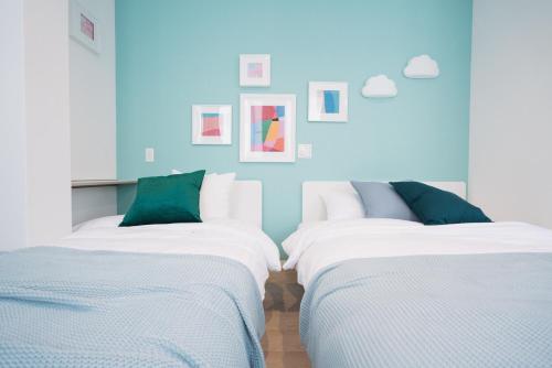 En eller flere senge i et værelse på Shinjuku Mermaid Apartment