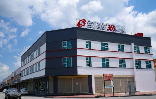 un edificio con un cartel en la parte superior en STAY 365 HOTEL en Canglun