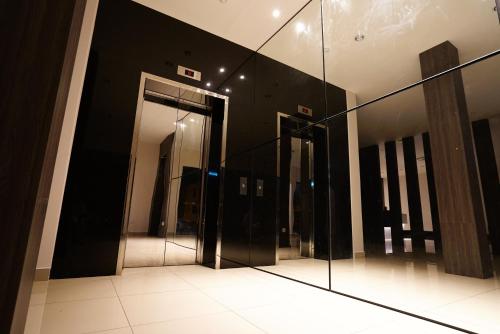 een kamer met glazen deuren in een gebouw bij STAY 365 HOTEL in Changlun