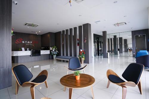 eine Lobby mit zwei Stühlen und einem Tisch in einem Gebäude in der Unterkunft STAY 365 HOTEL in Changlun