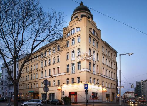 un grand bâtiment avec une tour en haut dans l'établissement Hotel Mozart, à Vienne