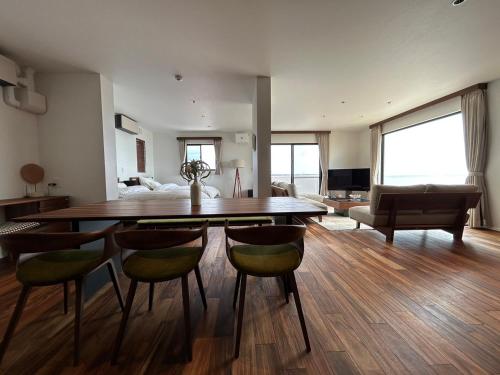 石垣島的住宿－HERO VILLA ocean suite，客厅设有餐桌和椅子
