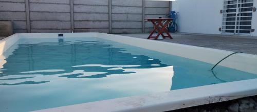 una piscina con acqua blu in un edificio di Casa en Saladillo a Saladillo