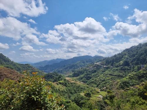 uitzicht op een vallei in de bergen bij Rita's Homestay in Talap