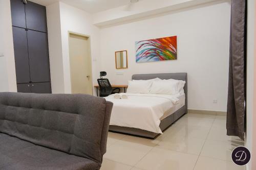 een slaapkamer met een bed en een bank erin bij COZY Bali Residence Apartment NEARBY KLEBANG BEACH in Tranquerah