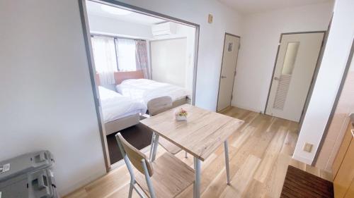 a room with a mirror and a table and a bed at Esperanza 204号室 in Tokyo