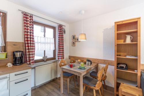 een keuken met een tafel en stoelen in een kamer bij Almlove in Bad Hindelang
