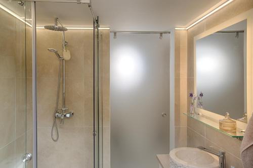 a bathroom with a shower and a toilet and a sink at Luxury Ap.Tennis in Ágios Rókkos