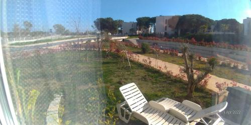 Un jardín fuera de Welcome Beach Apartment