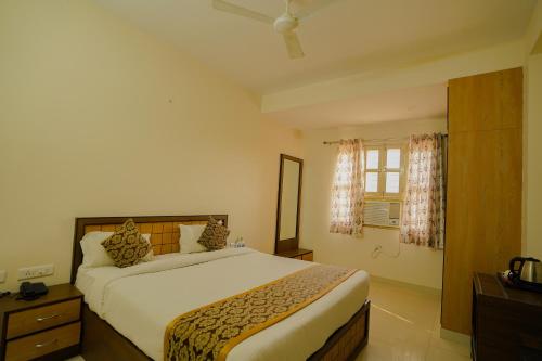 um quarto com uma cama grande e uma janela em Hotel Cheelgadi em Jaipur