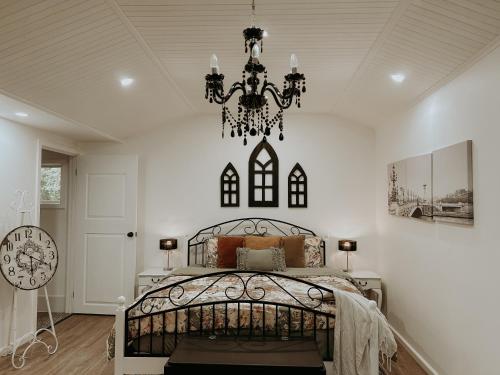 1 dormitorio con cama y lámpara de araña en Misty Mountain Retreat, en Olinda