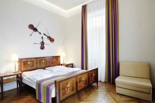 Cama o camas de una habitación en BoutiqueHOTEL Donauwalzer