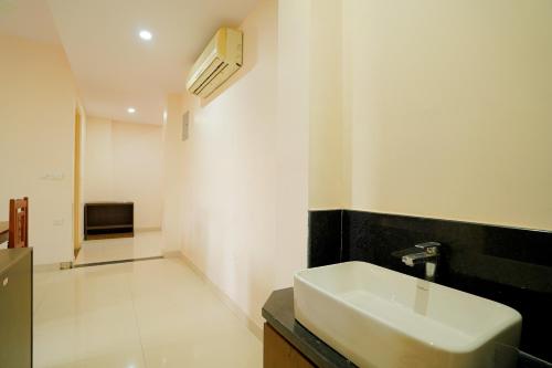 uma casa de banho com um lavatório e uma parede em preto e branco em Hotel Cheelgadi em Jaipur