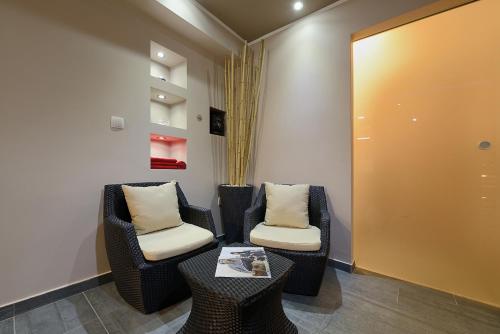 a waiting room with two chairs and a table at Apartments Bracic Spa in Sukošan