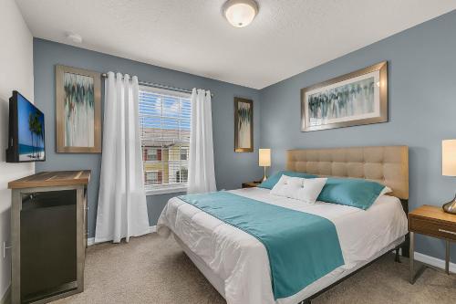 Postel nebo postele na pokoji v ubytování 5 Bedrooms 4 Bathrooms Solterra 4643 Td