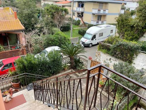 einen Luftblick auf einen Parkplatz mit einem weißen Van in der Unterkunft Casa Anna in Portoferraio