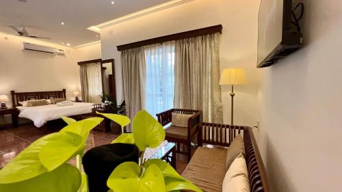 Телевизор и/или развлекательный центр в Rosewood By The Beach Goa