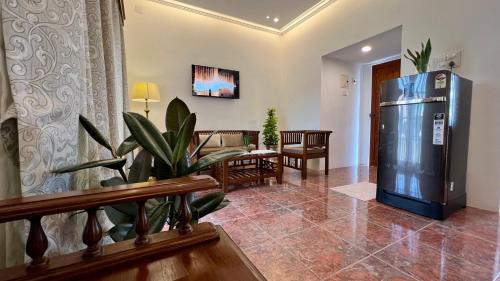Телевизор и/или развлекательный центр в Rosewood By The Beach Goa