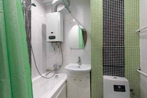 y baño con lavabo, aseo y ducha. en EvroApartment on Moskovskaya, en San Petersburgo