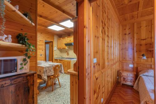 a kitchen and dining room in a log cabin at New apartment in Bormio - Centrale 20 in Piatta