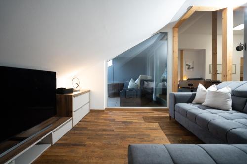 Телевизор и/или развлекательный центр в Hochwertiges Apartment / 120m² / Dachterrasse / Parking