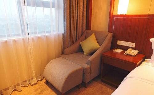 a room with a chair in a hotel room at Atour Hotel Wangfujing Ave Xinjiekou Nanjing in Nanjing