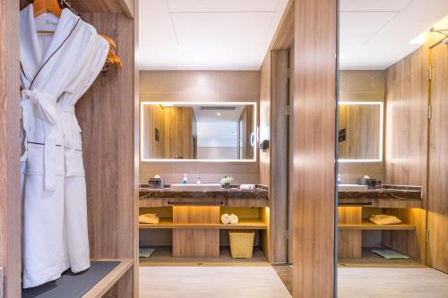 a bathroom with a sink and a mirror at Atour Hotel, Haizhu Jiangtai Road Subway Station, Guangzhou-Free shuttle bus service at the Canton Fair in Guangzhou
