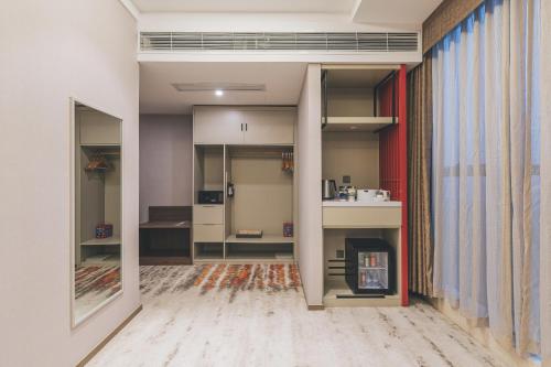 Cette chambre dispose d'un couloir avec une cheminée. dans l'établissement Atour Hotel Guanyin Bridge Chongqing, à Chongqing
