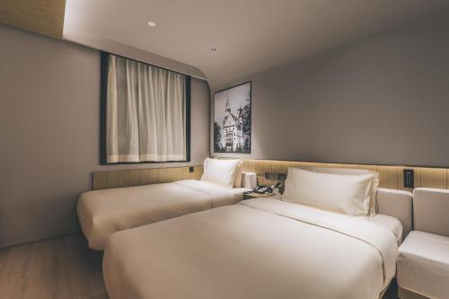 Кровать или кровати в номере Atour Light Hotel Shanghai East Nanjing Road 130