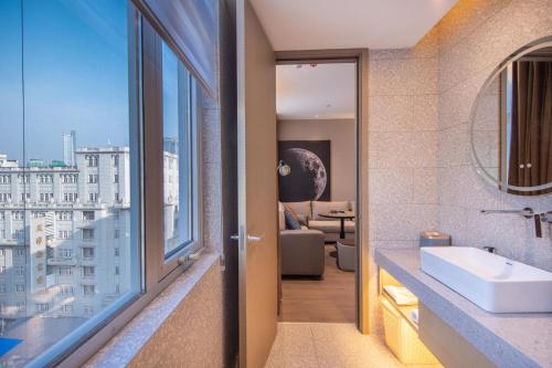 baño con lavabo y ventana grande en Atour S Hotel Tianjin Binjiang Road Hanglung Plaza, en Tianjin