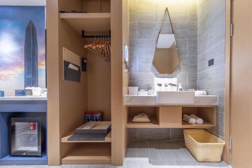 寶安的住宿－深圳沙井国际会展中心亚朵酒店，一间带水槽和镜子的浴室