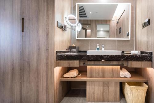 uma casa de banho com um lavatório e um espelho em Atour Hotel Changsha IFC Center em Changsha