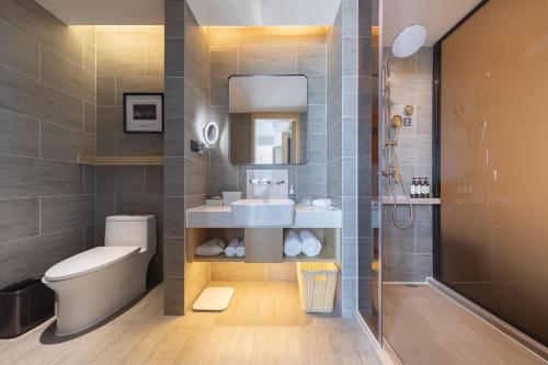 y baño con aseo, lavabo y ducha. en Atour S Shenzhen Nanshan en Shenzhen