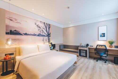 Letto o letti in una camera di Atour Hotel Shanghai New International Expo Center Maglev Station