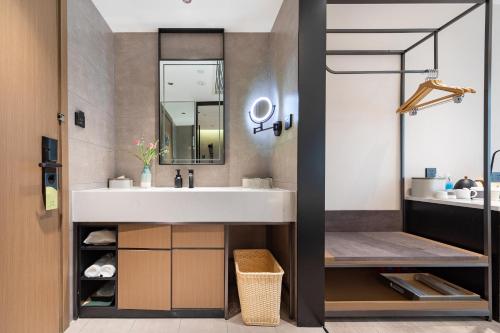 W łazience znajduje się umywalka i prysznic. w obiekcie Atour Hotel Changsha Dongtang w mieście Changsha