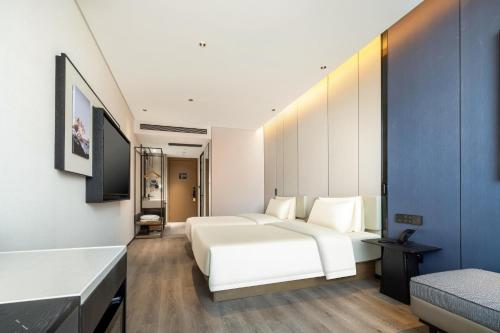 廈門市にあるAtour Hotel Xiamen Zhongshan Road General Templeのベッドルーム1室(ベッド2台付)